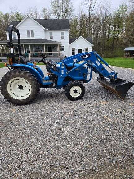 LS MT225E four-wheel-drive utility tractor