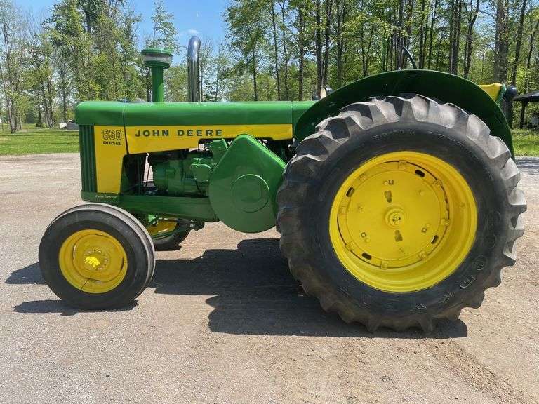 John Deere 830