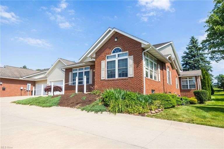 201 Greenbriar LN | $285,0...