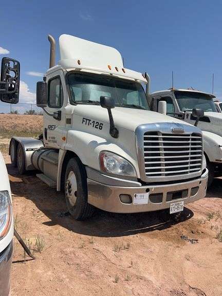 2012 Freightliner Cascadia showing 655,073 mi, hrs unknown- doesn't run