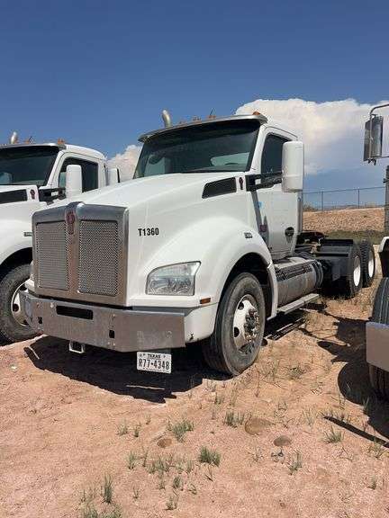 2018 Kenworth T880 showing 22,592 mi, 5,887 hrs, runs