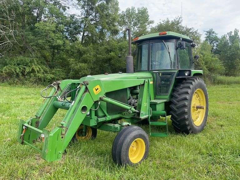 John Deere 4230 Tractor w/ John Deere 148 Loader