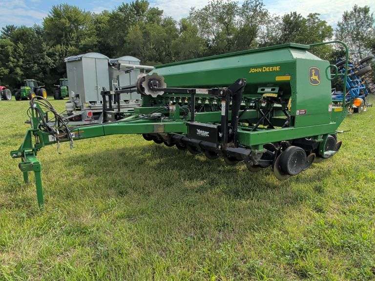 John Deere 1590 15' Drill 18 hole- 10" spacing w/ Controls