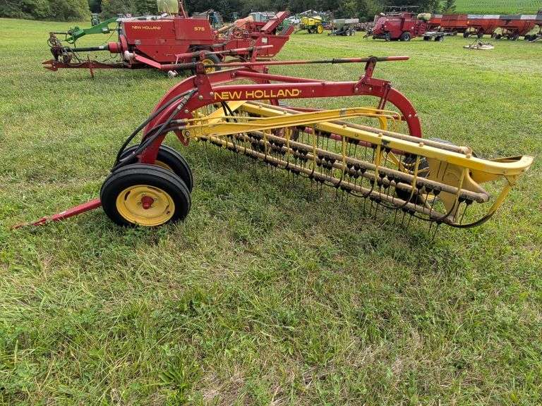 New Holland 258 Rake w/Hydraulics